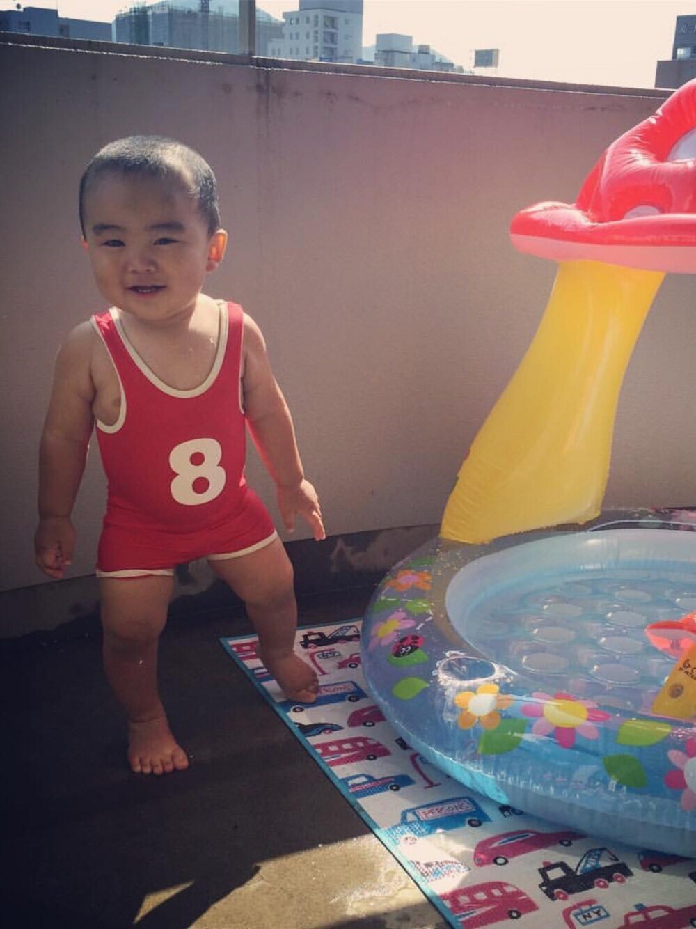 レッド系の水着を着用したキッズの夏コーディネートの1枚目の写真