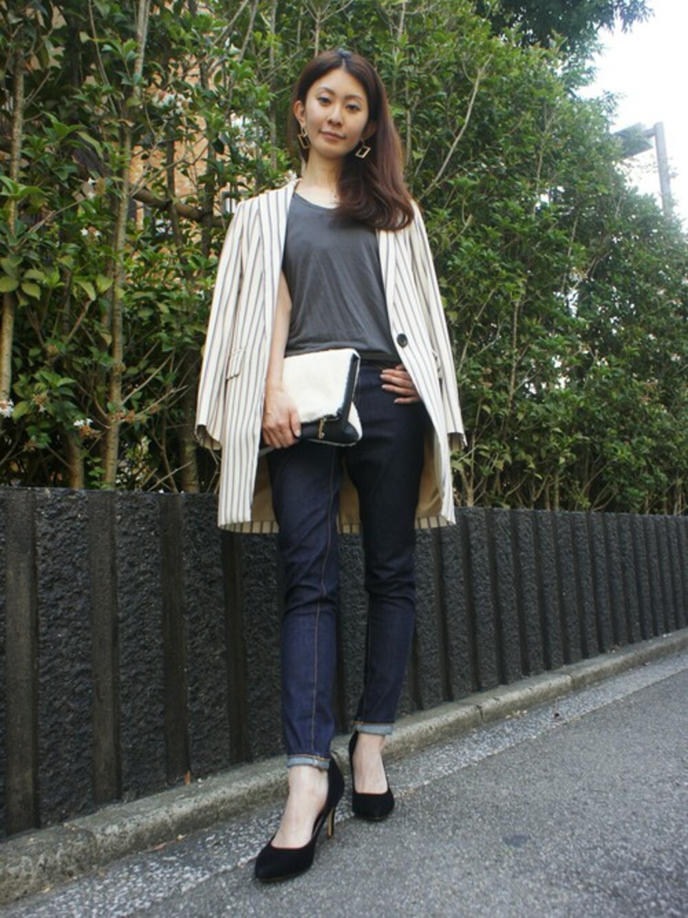 「ジャケット、パンプス、ベーシック、クラッチバッグ、Tシャツ、ストライプ、大人カジュアル、スキニーデニム、ドロシーズ(DRWCYS)、DRWCYS」｜「DRWCYSのレジメンタルストライプジャケット（ジャケット/アウター、ブルー系）」を使った、DRWCYS・PR 生駒典子さん（レディース・159cm）の秋コーディネートの1枚目の写真