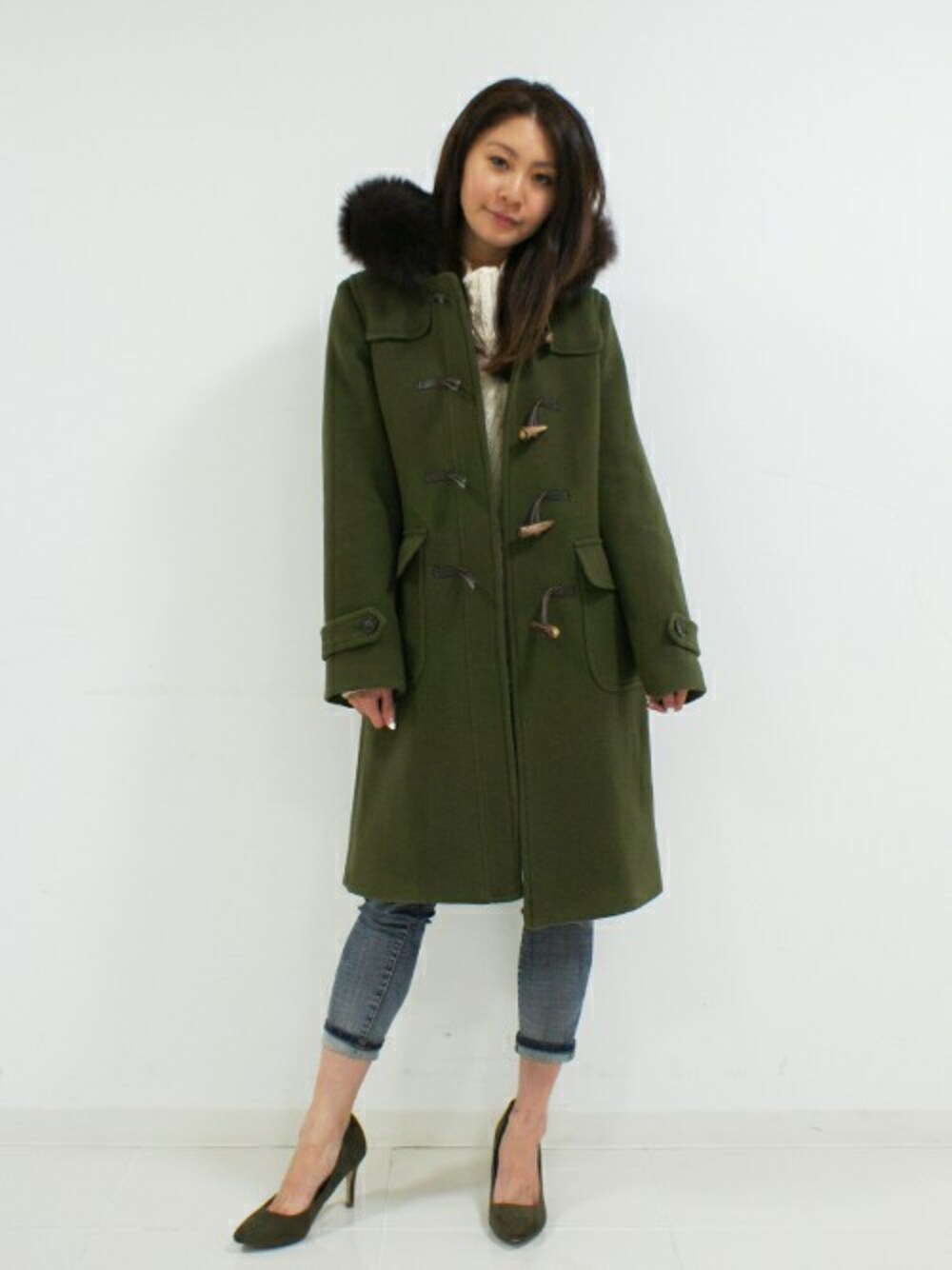 「ファー、パンプス、ダッフルコート、コラボ、大人カジュアル、カーキ、ホワイトニット、スキニーデニム、ドロシーズ(DRWCYS)、DRWCYS」｜「DRWCYSのJJコラボ・ファー付きダッフルコート（ダッフルコート、グリーン系）」を使った、DRWCYS・PR 生駒典子さん（レディース・159cm）の冬コーディネートの1枚目の写真