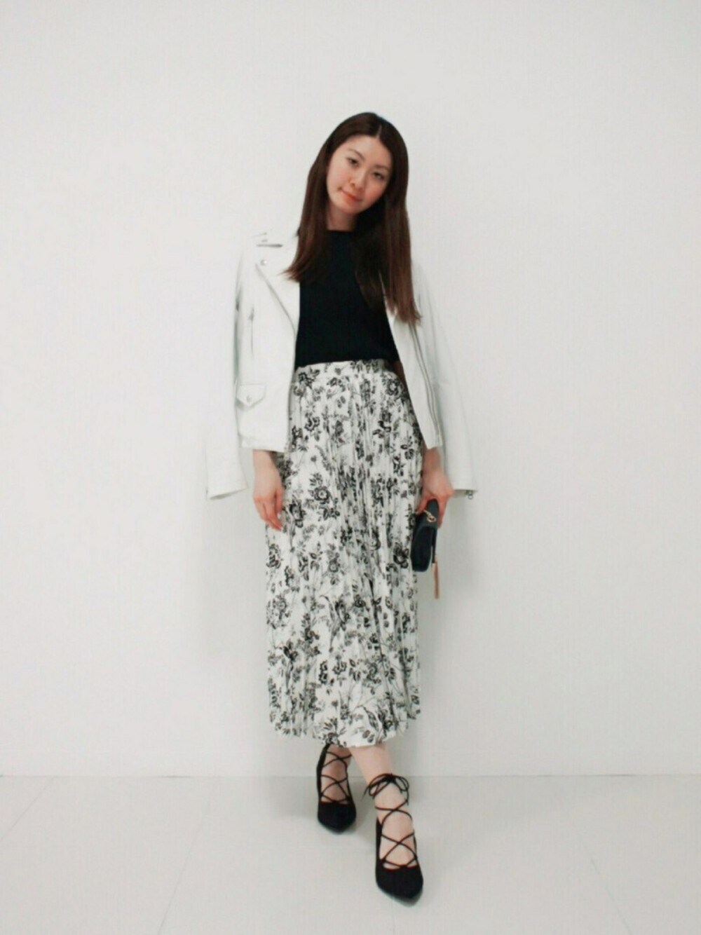 「ホワイト、ブラック、モノトーン、レザージャケット、花柄、ガウチョパンツ、ワイドパンツ、プリーツスカート、レースアップシューズ、DRWCYS」｜「DRWCYSのレザーライダースジャケット（ライダースジャケット、ホワイト系）」を使った、DRWCYS・PR 生駒典子さん（レディース・159cm）の冬コーディネートの1枚目の写真