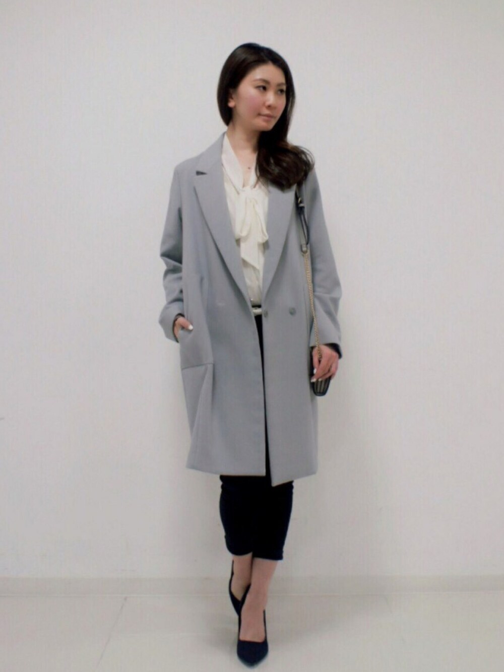 「チェスターコート、アウター、ブルー、シフォン、ブラウス、スキニー、ブラック、パンツスタイル、パンプス、DRWCYS」｜「DRWCYSのダブルフェイスチェスターコート（チェスターコート、ブルー系）」を使った、DRWCYS・PR 生駒典子さん（レディース・159cm）の冬コーディネートの1枚目の写真