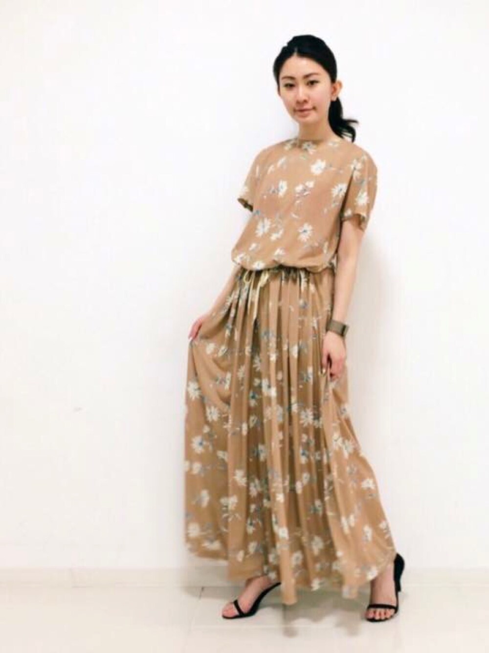 ベージュ系のつなぎ/オールインワン、ブラック系のサンダル、グレー系のバングル/リストバンドを着用したレディースの春コーディネートの1枚目の写真