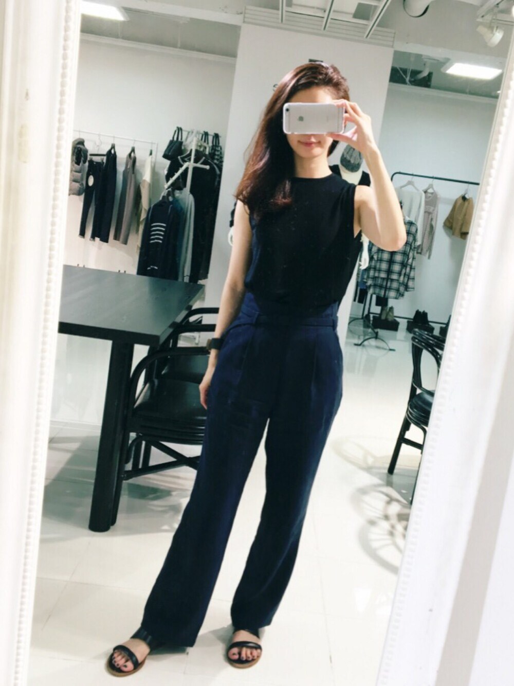 「夏コーデ、ラフ、シンプル、サンダル、ブラック、7月WEAR夏のサンダル祭り、シンプルコーデ、大人カジュアル、DRWCYS、ドロシーズ(DRWCYS)」｜「DRWCYSの3pac Tシャツ（Tシャツ/カットソー、ブラック系）」を使った、DRWCYS・PR 生駒典子さん（レディース・159cm）の夏コーディネートの1枚目の写真