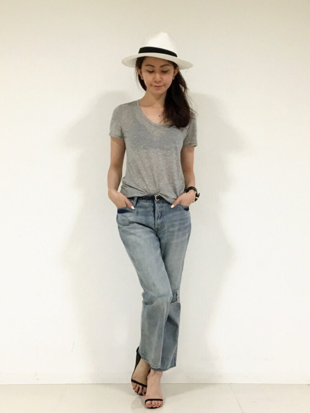 「夏、オトナカジュアル、大人カジュアル、大人コーデ、Tシャツ、カジュアル、デニム、シンプル、DRWCYS、ドロシーズ(DRWCYS)」｜「DRWCYSのテンセルカシミヤTシャツ（Tシャツ/カットソー、グレー系）」を使った、DRWCYS・PR 生駒典子さん（レディース・159cm）の夏コーディネートの1枚目の写真