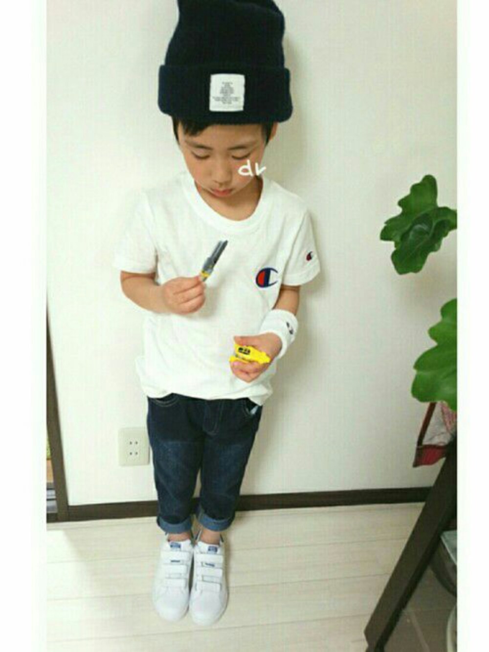 「チャンピオン、白Tシャツ、おとこのこ、ニット帽、スタンスミス、アディダス、男の子コーデ、リストバンド、こどもコーデ、カジュアルコーデ」｜「サンダーバードのアイテム（おもちゃ、イエロー系）」を使った、＊AR＊さん（キッズ・110cm）の春コーディネートの1枚目の写真