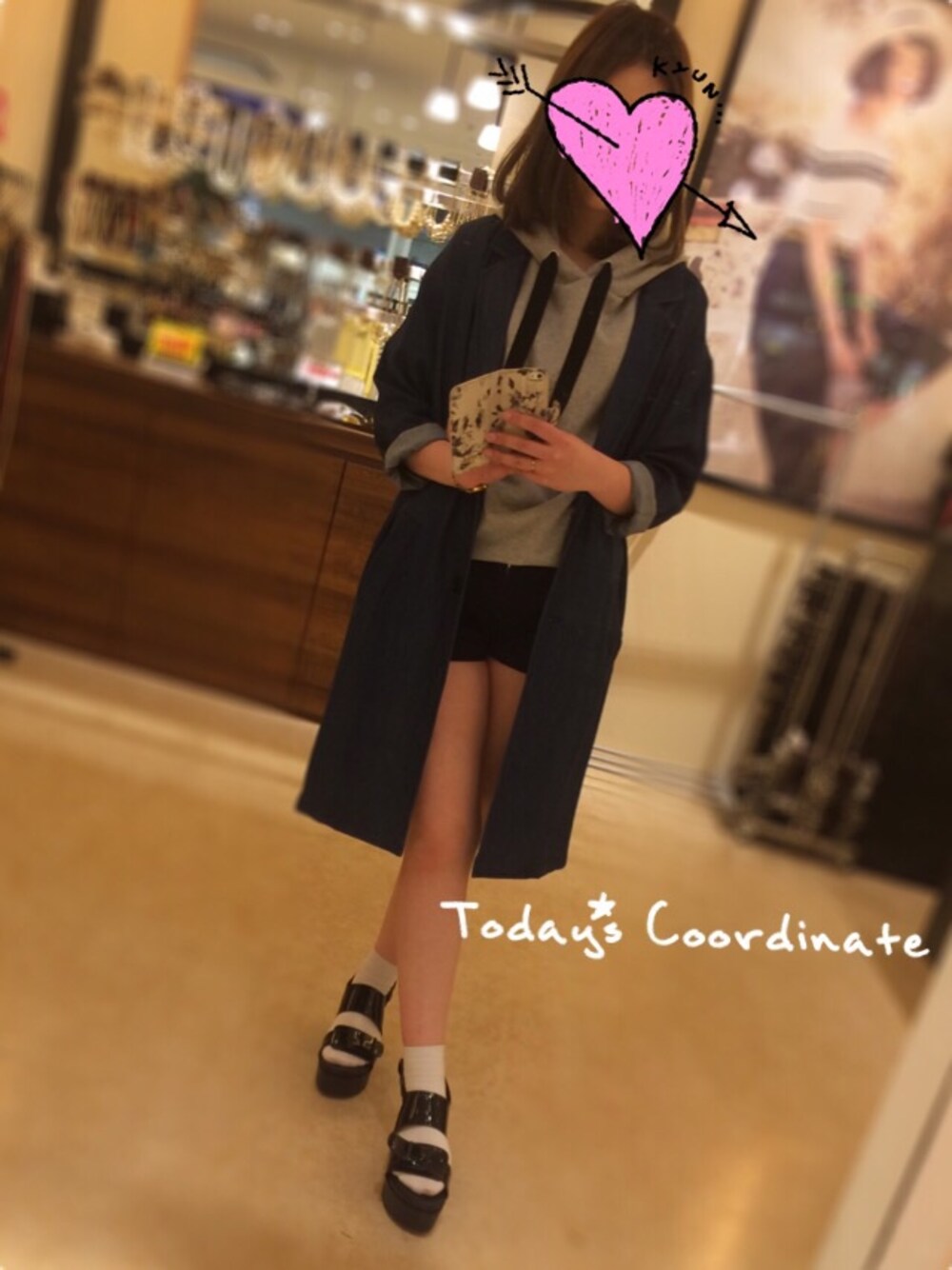 「oneway、店頭コーデ、デニムジャケット、ロング丈、パーカー、グレーのパーカー、靴下 × サンダル、スポーツサンダル、MONKI、デニム オン デニム」｜「one wayのアイテム（デニムジャケット、ブルー系）」を使った、みっちゃそさん（レディース・164cm）の春コーディネートの1枚目の写真