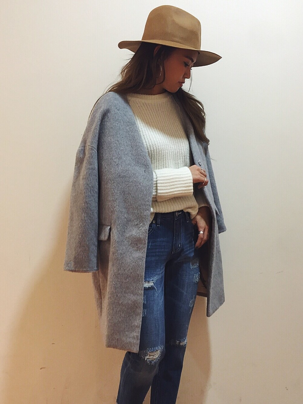 「UNRELISH、オトナカジュアル、カジュアル、コート、シャギー、シャギーコート、ハット、ニット、ootd」｜「UNRELISHの折り返しラインニット（ニット/セーター、ホワイト系）」を使った、ishida_meiさん（レディース・155cm）の秋コーディネートの1枚目の写真