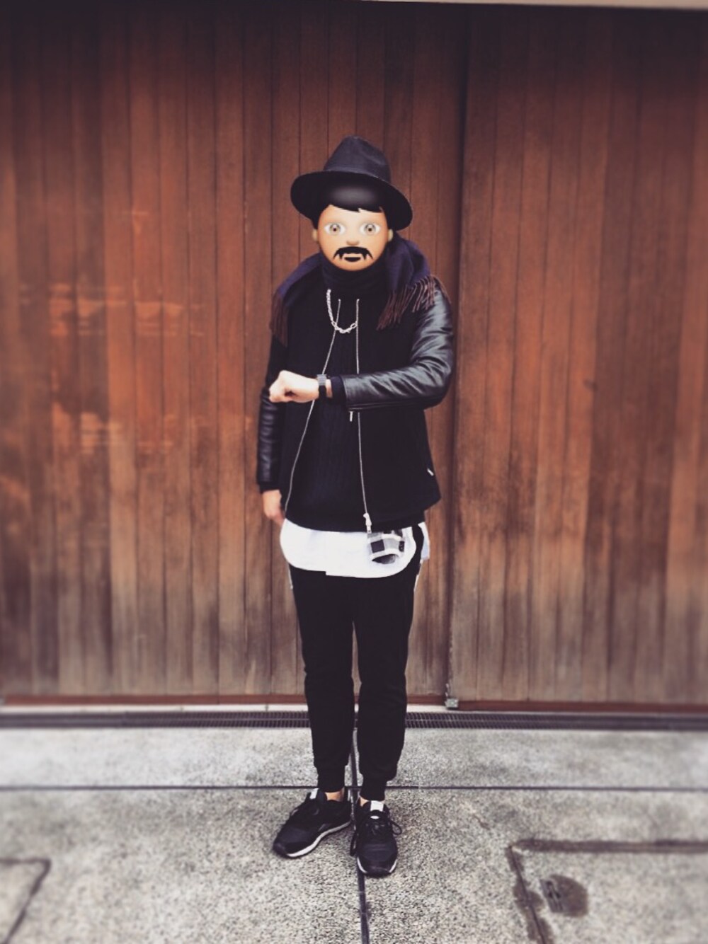 ブラック系のブルゾン、ブルー系のニット/セーター、ホワイト系のシャツ/ブラウスを着用したメンズの冬コーディネートの1枚目の写真