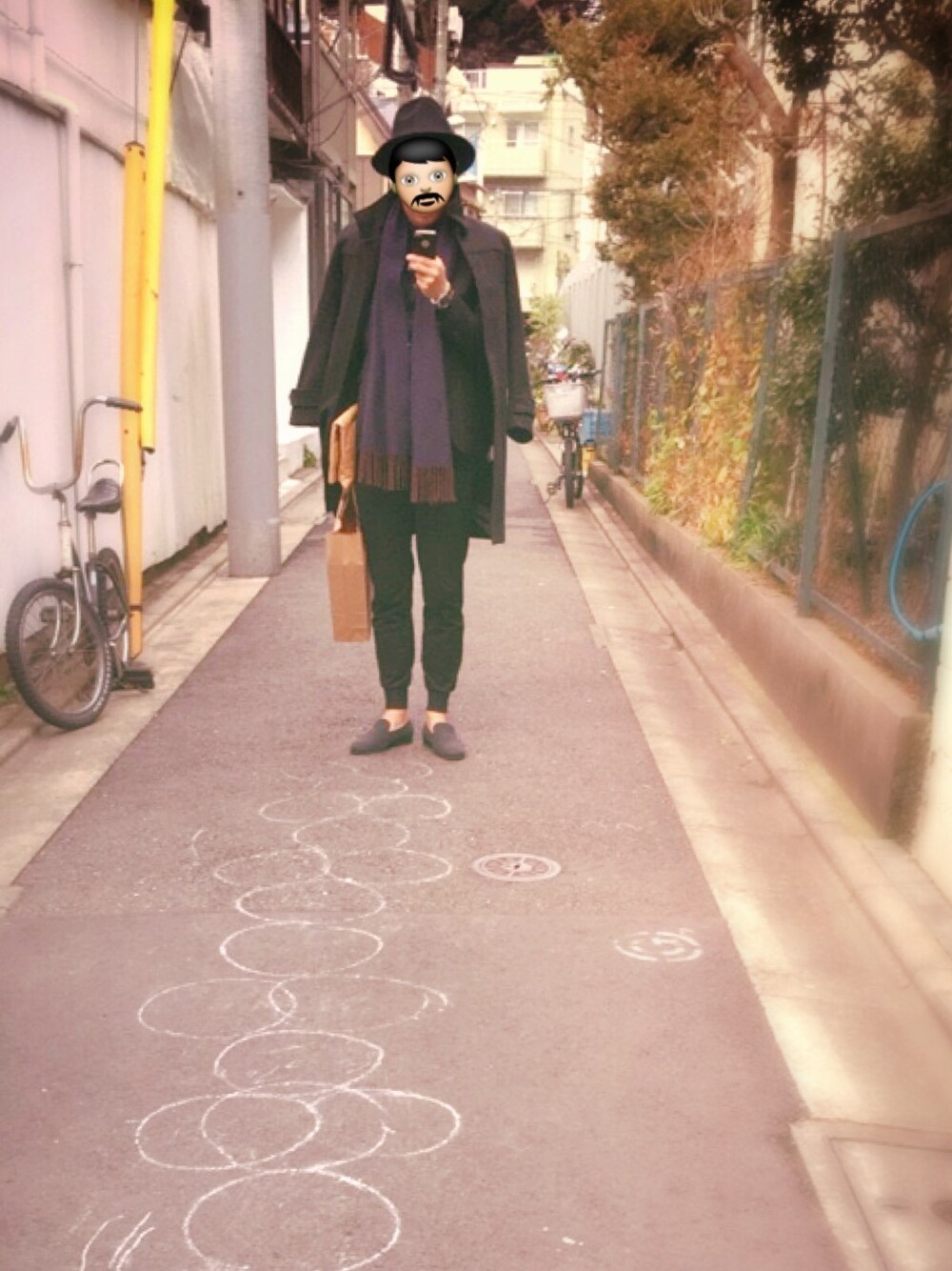 ブラック系のその他アウター、ブラック系のテーラードジャケット、ブラック系のシャツ/ブラウスを着用したメンズの冬コーディネートの1枚目の写真