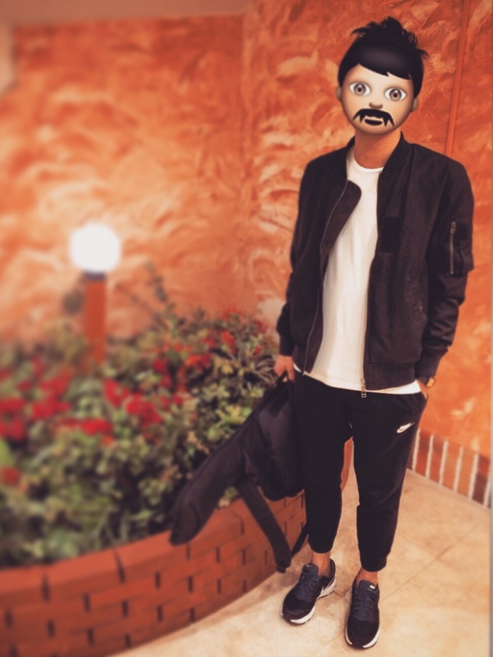 ブラック系のブルゾン、ホワイト系のTシャツ/カットソー、ブラック系のスラックスを着用したメンズの春コーディネートの1枚目の写真