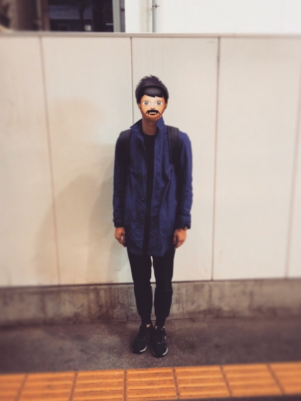 ブルー系のトレンチコート、ブルー系のニット/セーター、ブラック系のスラックスを着用したメンズの春コーディネートの1枚目の写真