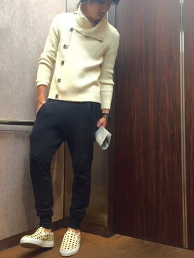 「VNECK（ヴィネック）のアイテム」を使った、achuchyさん（メンズ・180cm）の春コーディネート