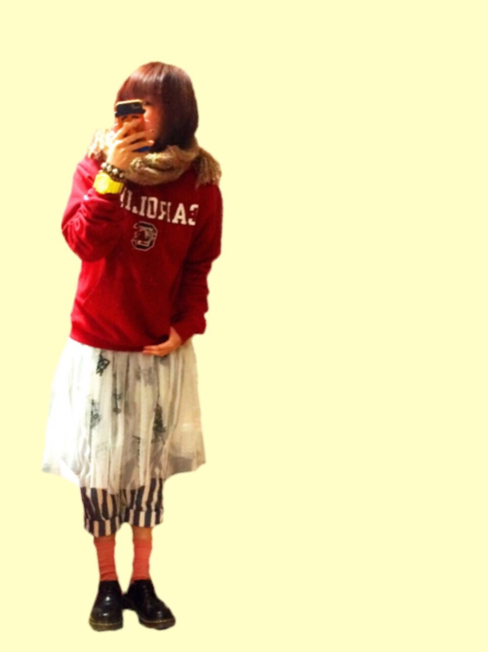 「Champion、チャンピオン、スウェット、チュールスカート、ストライプパンツ、Candy Stripper、Dr.Martens、ドクターマーチン」｜「Championのアイテム（スウェット、レッド系）」を使った、ながぴ ♩✩⃛さん（レディース・152cm）の冬コーディネートの1枚目の写真