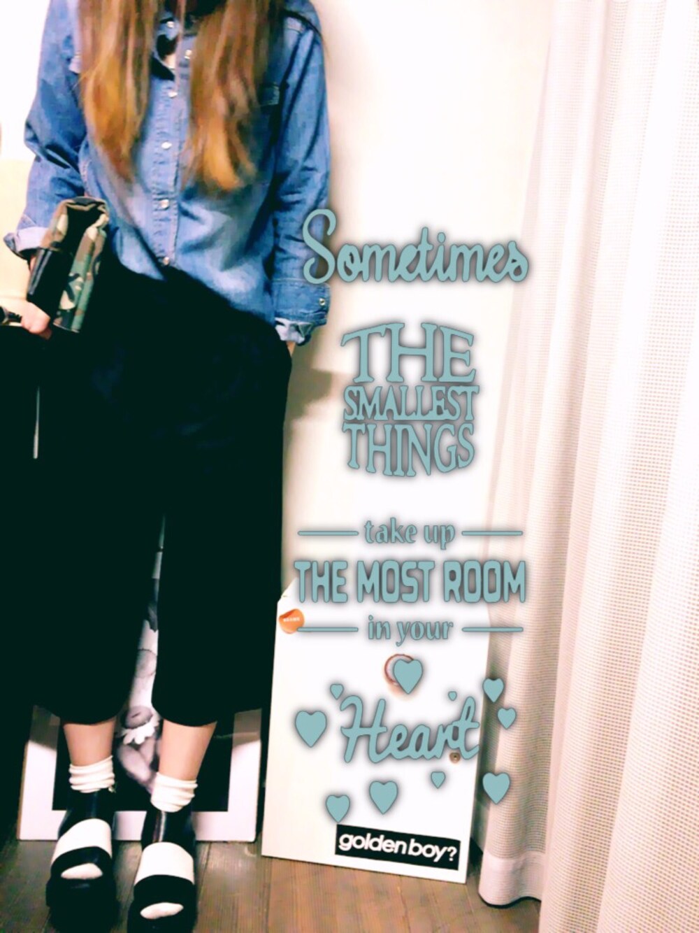 ブラック系のその他パンツ、グリーン系のクラッチバッグ、ブラック系のサンダルを着用したレディースの春コーディネートの1枚目の写真