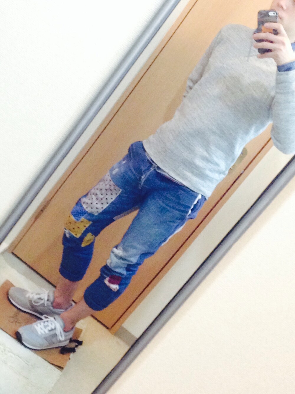 その他のデニムパンツ、ブルー系のシャツ/ブラウス、グレー系のスニーカーを着用したメンズの春コーディネートの1枚目の写真