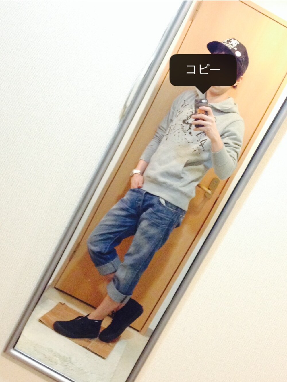 グレー系のパーカー、ブルー系のデニムパンツ、ブラック系のスニーカーを着用したメンズの春コーディネートの1枚目の写真
