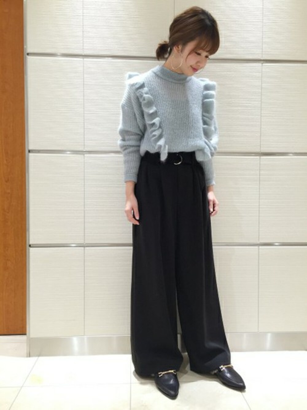 「ニット、ブルー、フリル、アパートバイローリーズ、ワイドパンツ、もこもこ、パステルカラー、パンツスタイル、apartbylowrys、オトナカジュアル」｜「A part byの5GMoWNyフリフリPO 739288 （ニット/セーター、ブルー系）」を使った、yoshiさん（レディース・161cm）の冬コーディネートの1枚目の写真