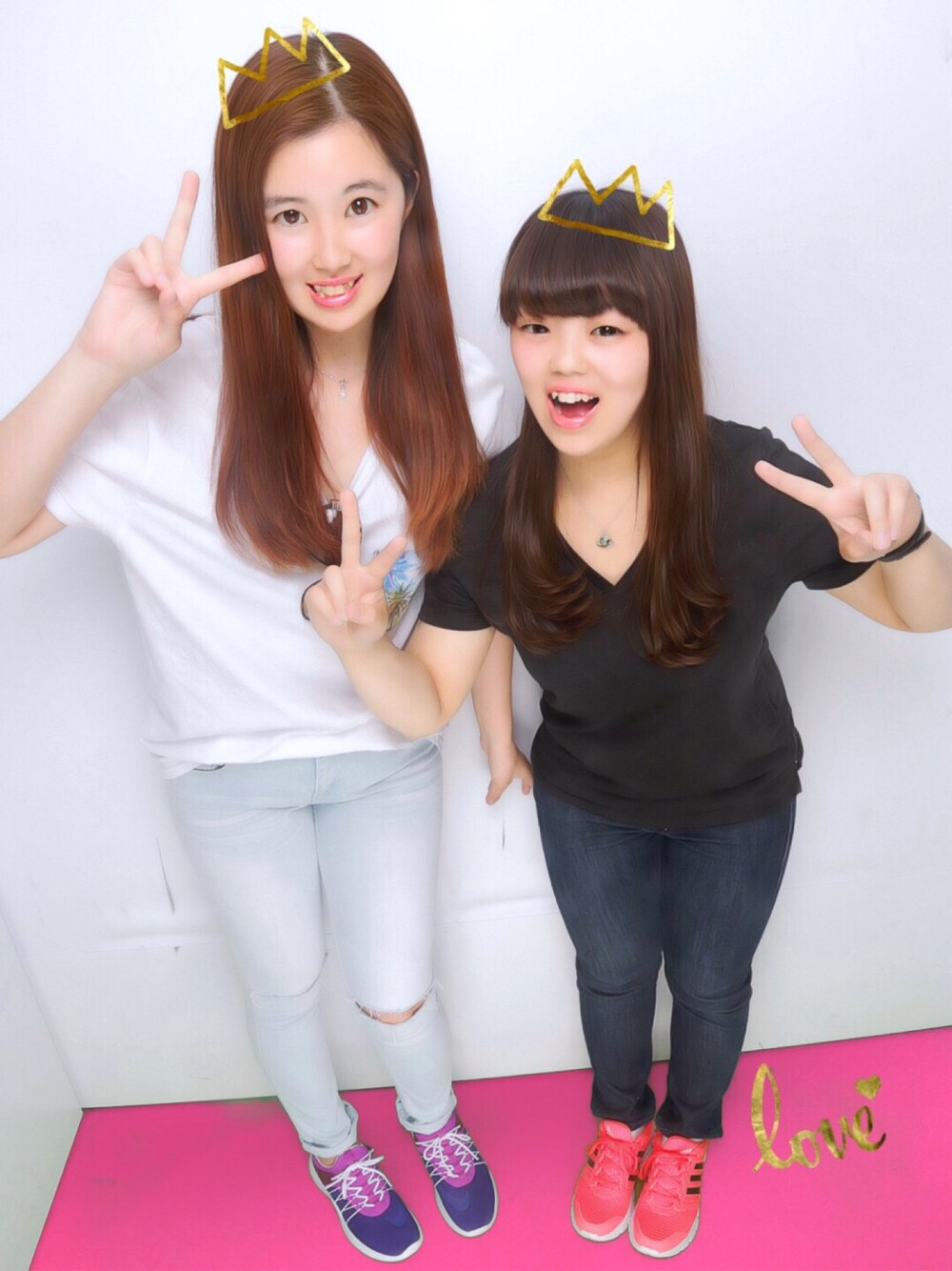 ホワイト系のTシャツ/カットソー、ブルー系のデニムパンツ、パープル系のスニーカーを着用したレディースの春コーディネートの1枚目の写真