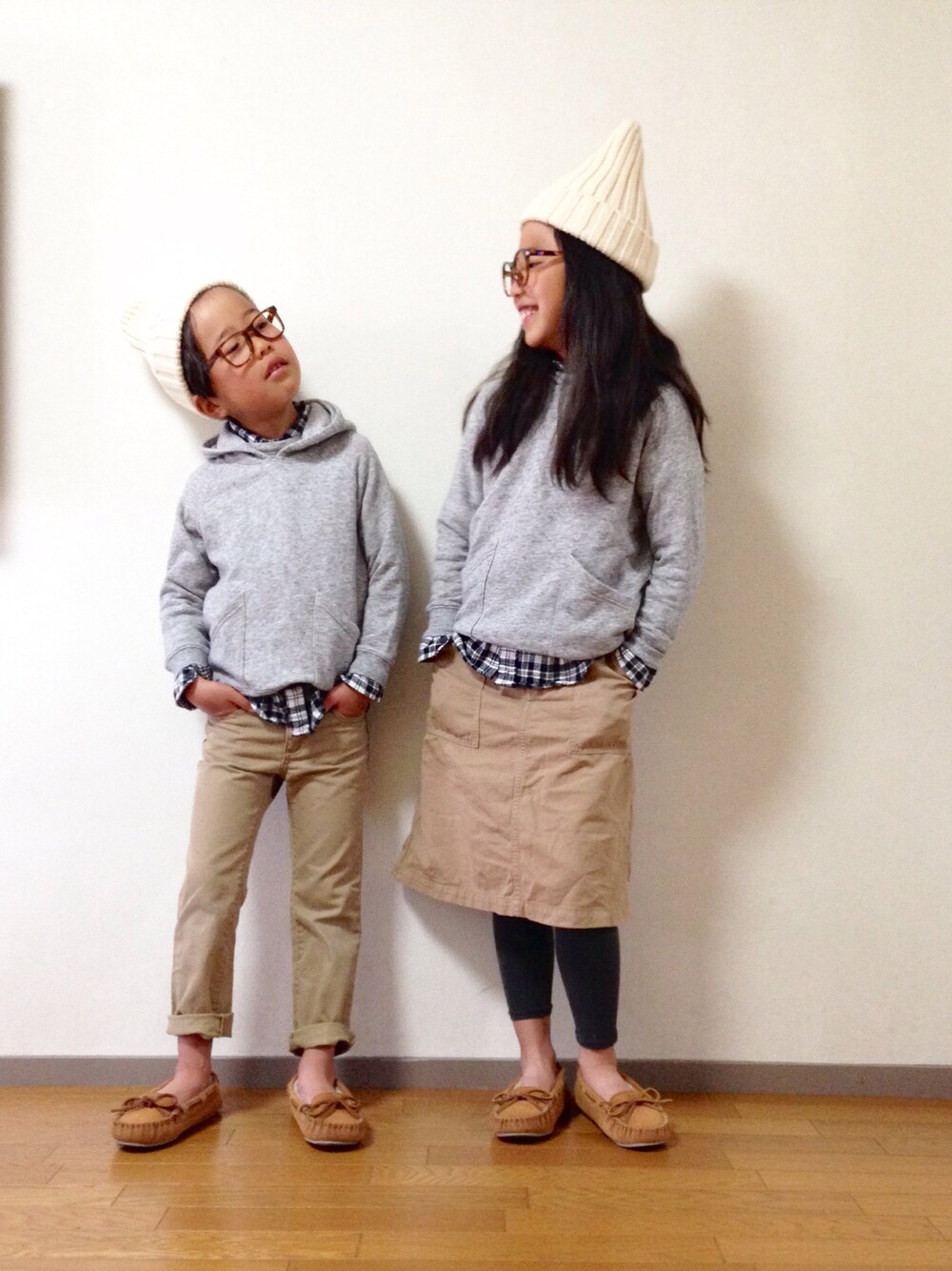 「白ニット帽、ゆるパンツ、ベージュのチノパン、ベージュスカート、モカシン、白ニット、グレーのパーカー、チェックシャツ、おそろいコーデ、シンクロコーデ」｜「Minnetonkaのアイテム（モカシン/デッキシューズ、ブラウン系）」を使った、yuyuyuさん（キッズ・131cm）の冬コーディネートの1枚目の写真