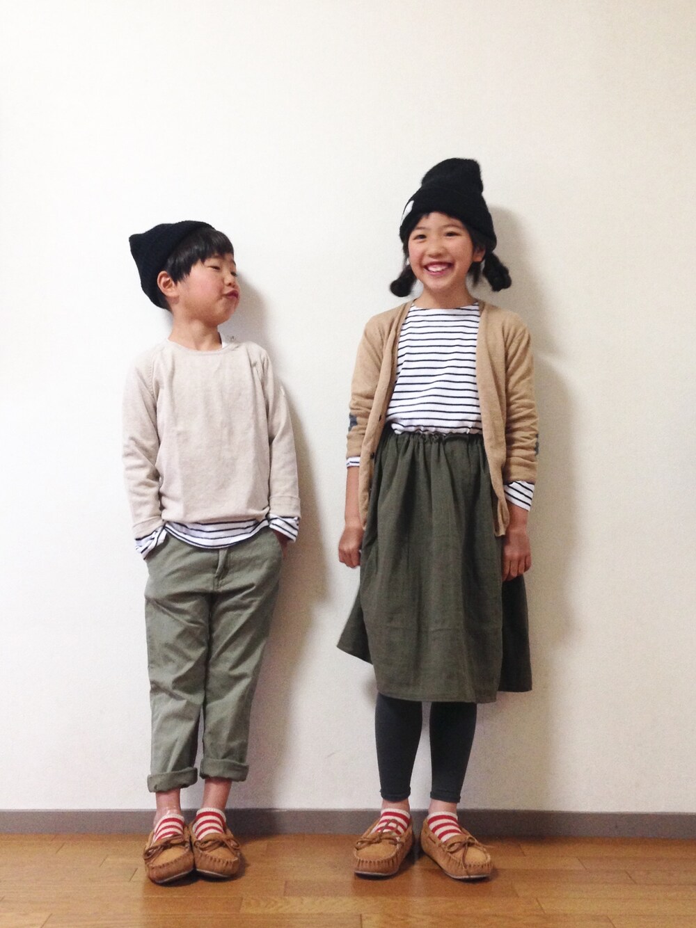 「しましまソックス、ゆるパンツ、カーキ、モカシン、黒のニットキャップ、ベージュ、ボーダートップス、三つ編み、おそろいコーデ、シンクロコーデ」｜「ZARAのアイテム（その他パンツ、グリーン系）」を使った、yuyuyuさん（キッズ・131cm）の冬コーディネートの1枚目の写真