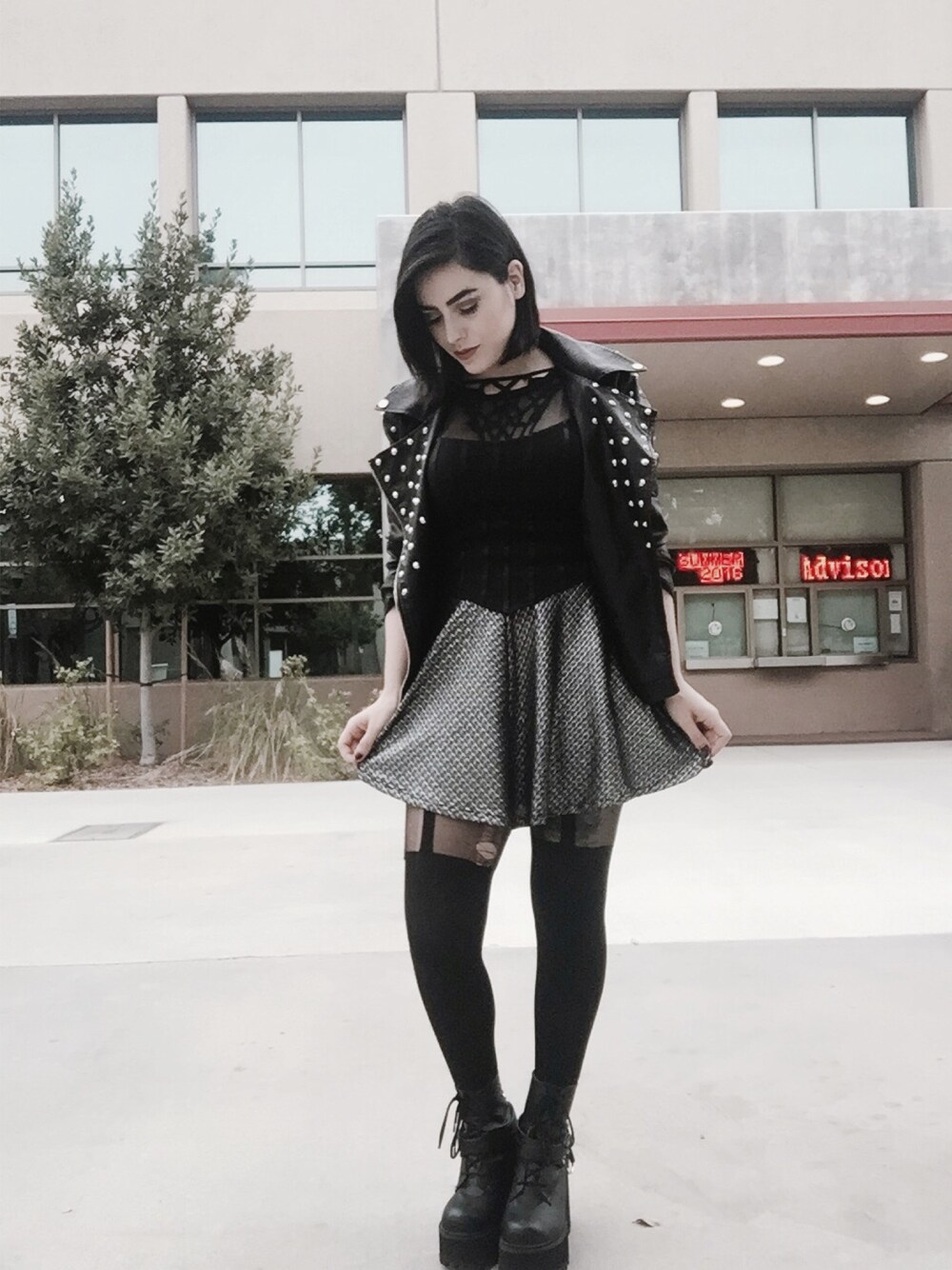 「black、fashion、STYLE、Demonia、polkadots_TBrand」｜「FOREVER 21のアイテム（ライダースジャケット、ブラック系）」を使った、Mallory Gutierrezさん（レディース・157cm）の夏コーディネートの1枚目の写真