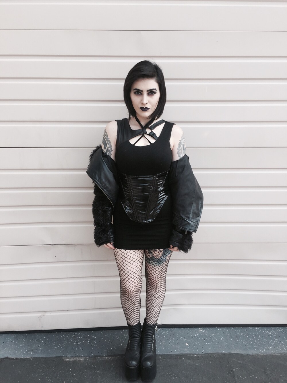 「fashion、STYLE、ALL BLACK、gothic」｜「Kelly Magliaのアイテム（ベルト、ブラック系）」を使った、Mallory Gutierrezさん（レディース・157cm）の夏コーディネートの1枚目の写真