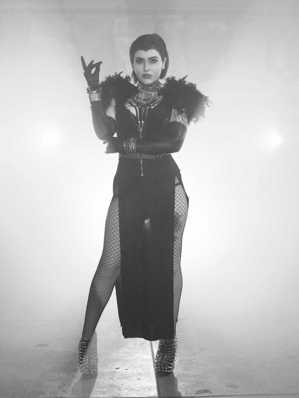 「music video、fashion、royalty、Queen、STYLE」｜「Jeffrey Campbellのアイテム（ブーティ、ブラック系）」を使った、Mallory Gutierrezさん（レディース・157cm）の夏コーディネートの1枚目の写真