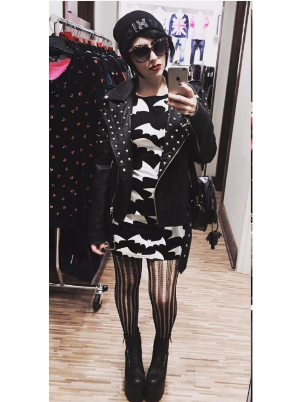 「fashion、STYLE、bats、goth」｜「Missguidedのアイテム（ドレス、ブラック系）」を使った、Mallory Gutierrezさん（レディース・157cm）の夏コーディネートの1枚目の写真