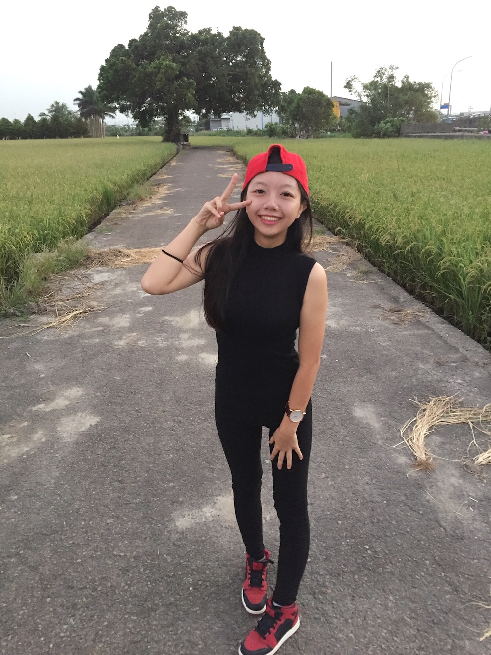 「ootd、outfit、hat、sneakers、streetstyle、Black&Red、台中金城武樹、TW、Taichung」｜「AIR JORDANのアイテム（スニーカー、レッド系）」を使った、Mina Chenさん（レディース・155cm）の秋コーディネートの1枚目の写真