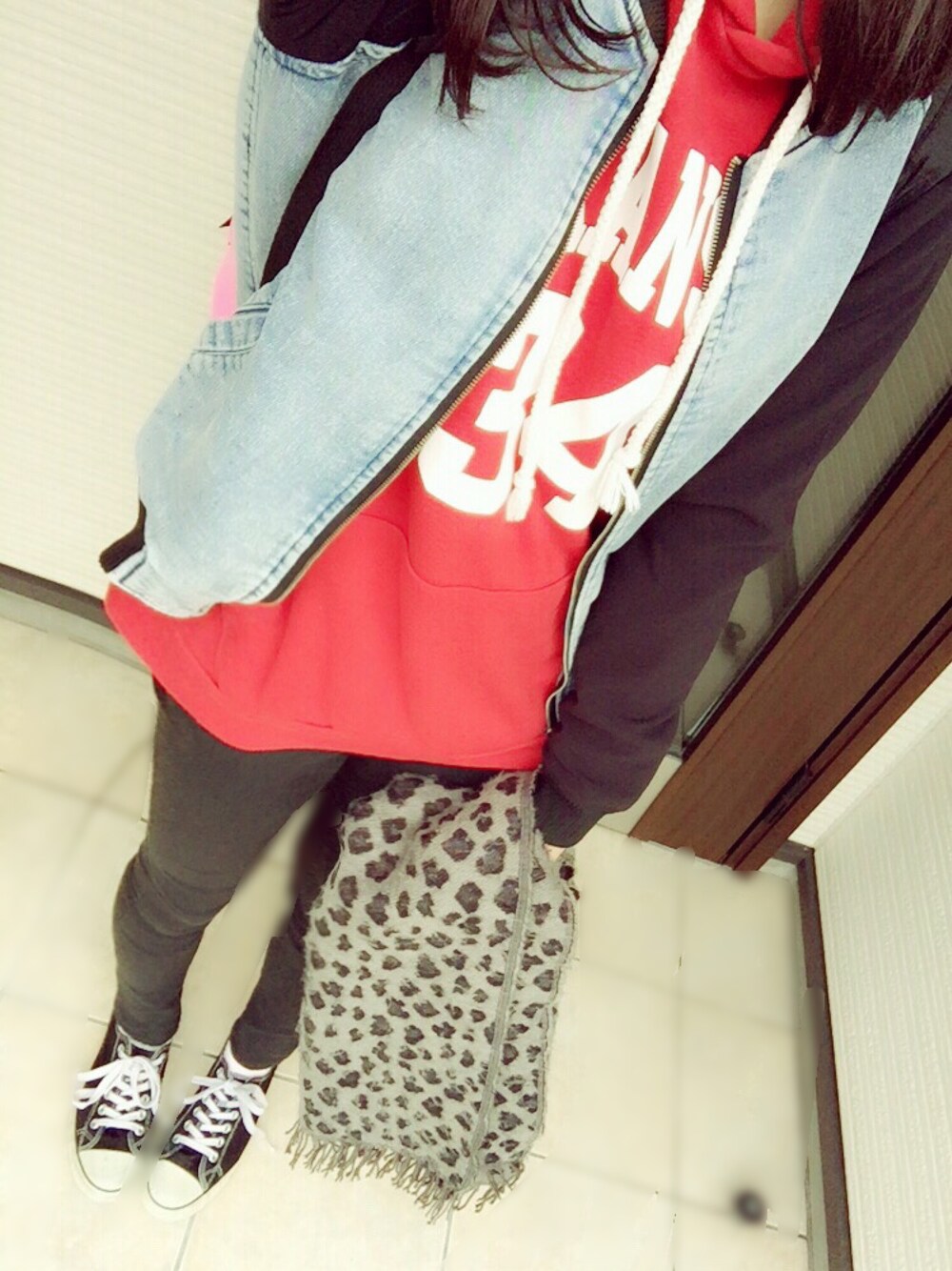 ブルー系のブルゾン、レッド系のパーカー、ブラック系のパンツを着用したレディースの秋コーディネートの1枚目の写真