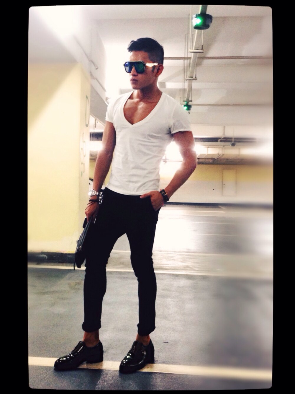 「cheap monday、white、causal、hk、hkboy、HERMES、BALENCIAGA、clutchbag、projecteyewear」｜「BALENCIAGAのBalenciaga Creased-Leather Pouch（バッグ、ブラック系）」を使った、joe wong さん（メンズ・173cm）の秋コーディネートの1枚目の写真