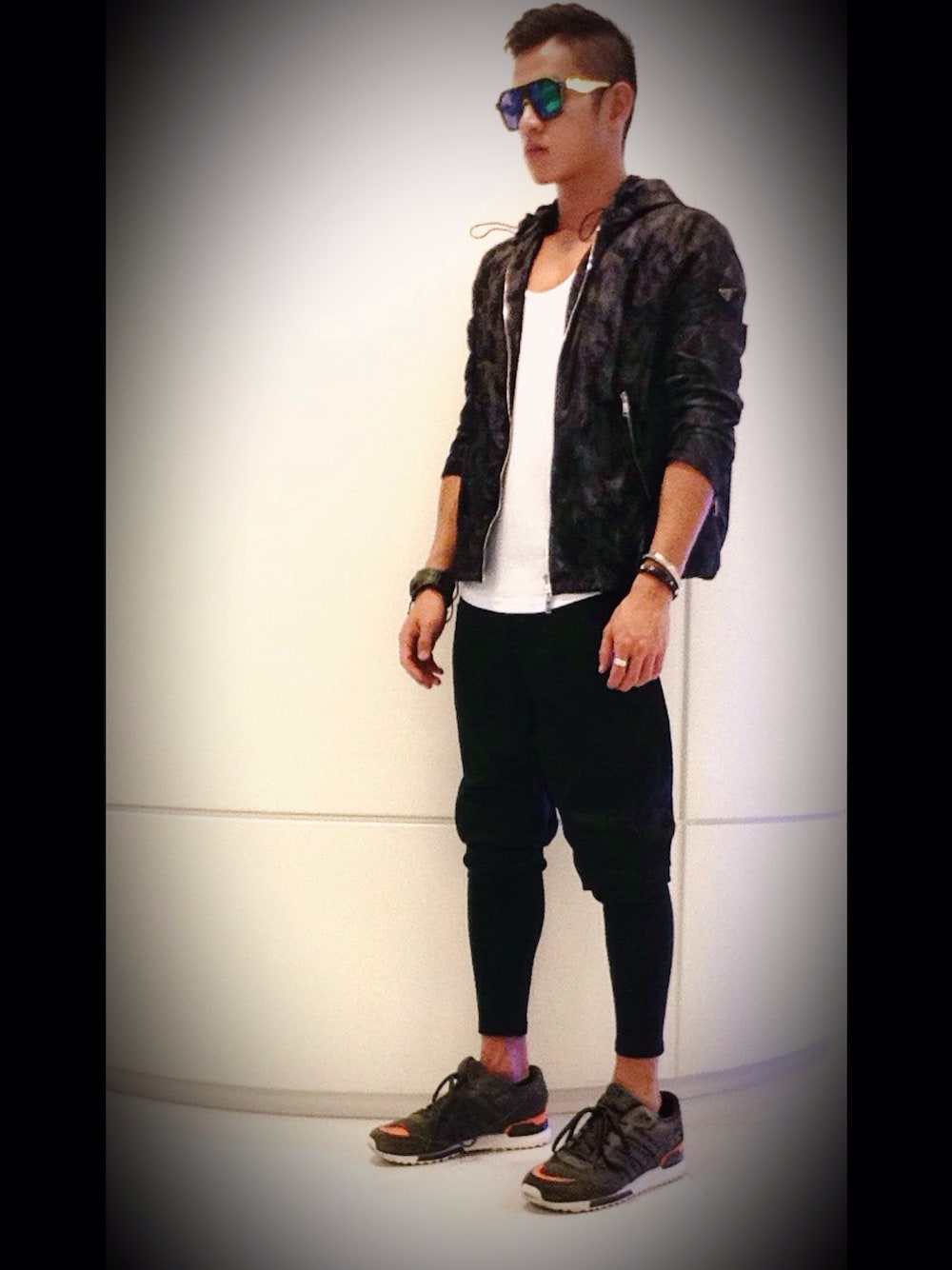 「PRADA、sporty、projecteyewear、adidas originals、adidas、hk、hkboy」｜「PRADAのアイテム（トレンチコート、グリーン系）」を使った、joe wong さん（メンズ・173cm）の秋コーディネートの1枚目の写真