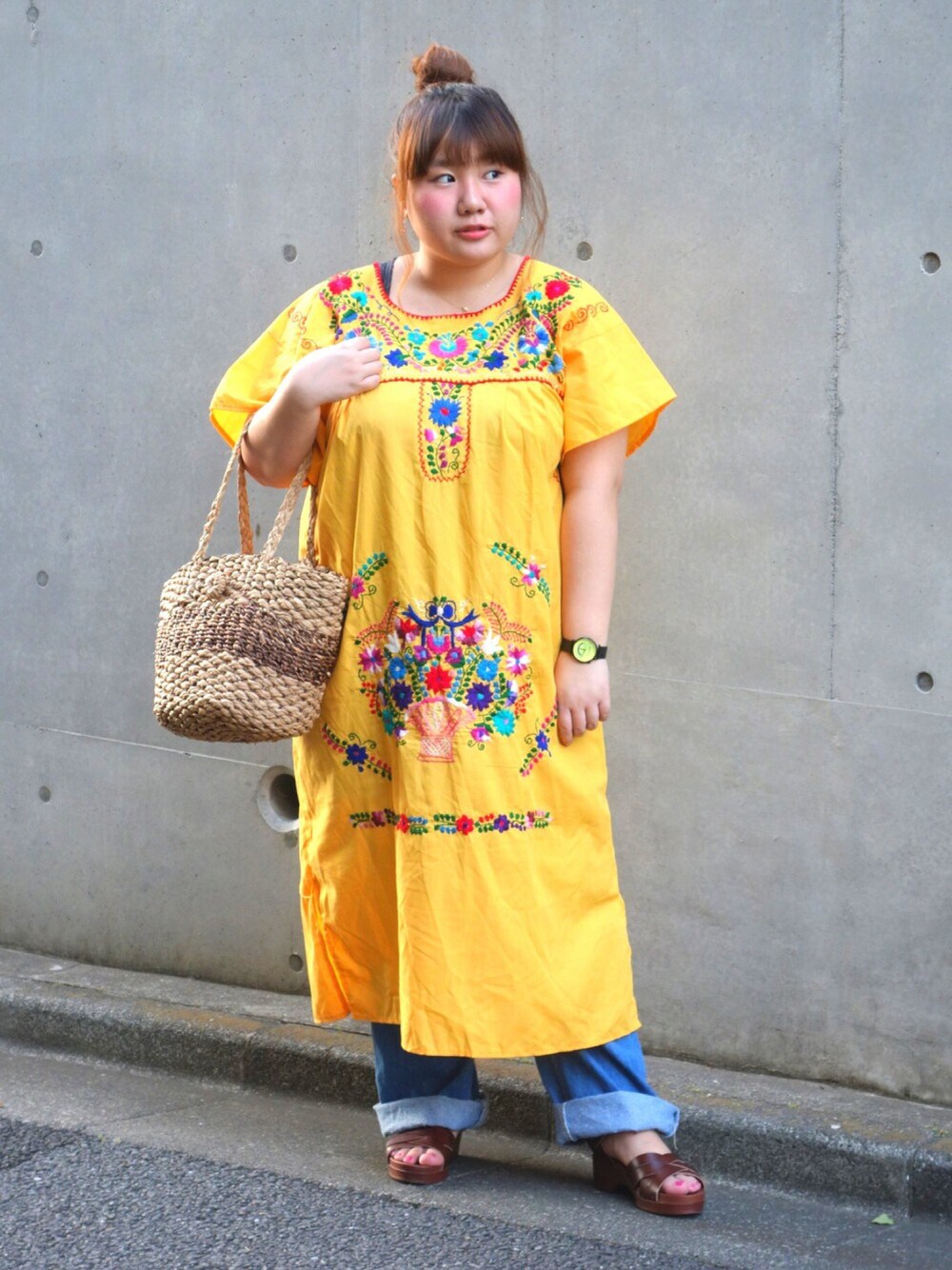 「夏、ぽっちゃり、ぽっちゃりコーデ、古着、ワンピース、スーマリ、グレープフルーツムーン、メキシコ刺繍、かごバッグ、デニム」｜「CABANE de ZUCCaのＳＭＩＬＥ（アナログ腕時計、イエロー系）」を使った、kasan/manaさん（レディース・155cm）の夏コーディネートの1枚目の写真