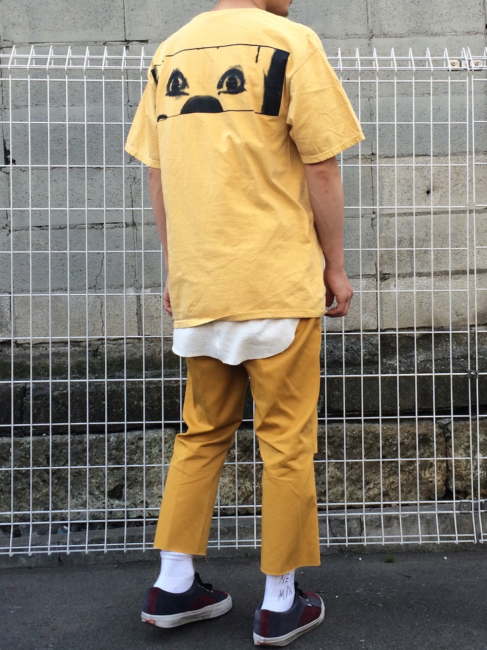 イエロー系のTシャツ/カットソーを着用したメンズの春コーディネートの1枚目の写真