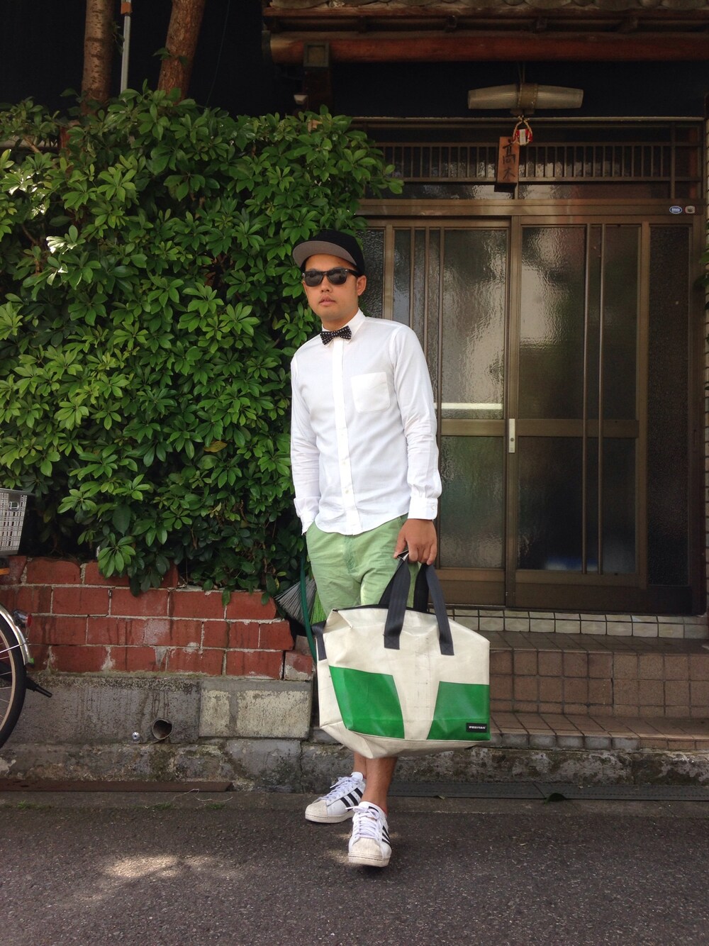 「キャップ、ショートパンツ、白シャツ、サングラス、アディダス、フライターグ」｜「adidas Originalsのアディダス オリジナルス スーパースター 金ベロ adidas Originals SS 80s（スニーカー、ホワイト系）」を使った、Sekitoさん（メンズ・177cm）の春コーディネートの1枚目の写真