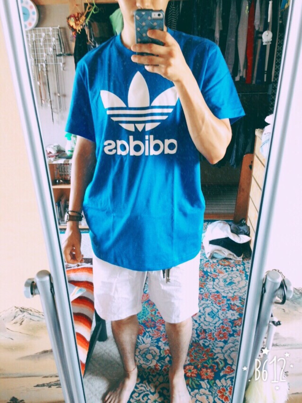 「adidas、ショーパン、キーケース」｜「ゴールドスターのアイテム（Tシャツ/カットソー、ブルー系）」を使った、たいきさん（メンズ・163cm）の夏コーディネートの1枚目の写真