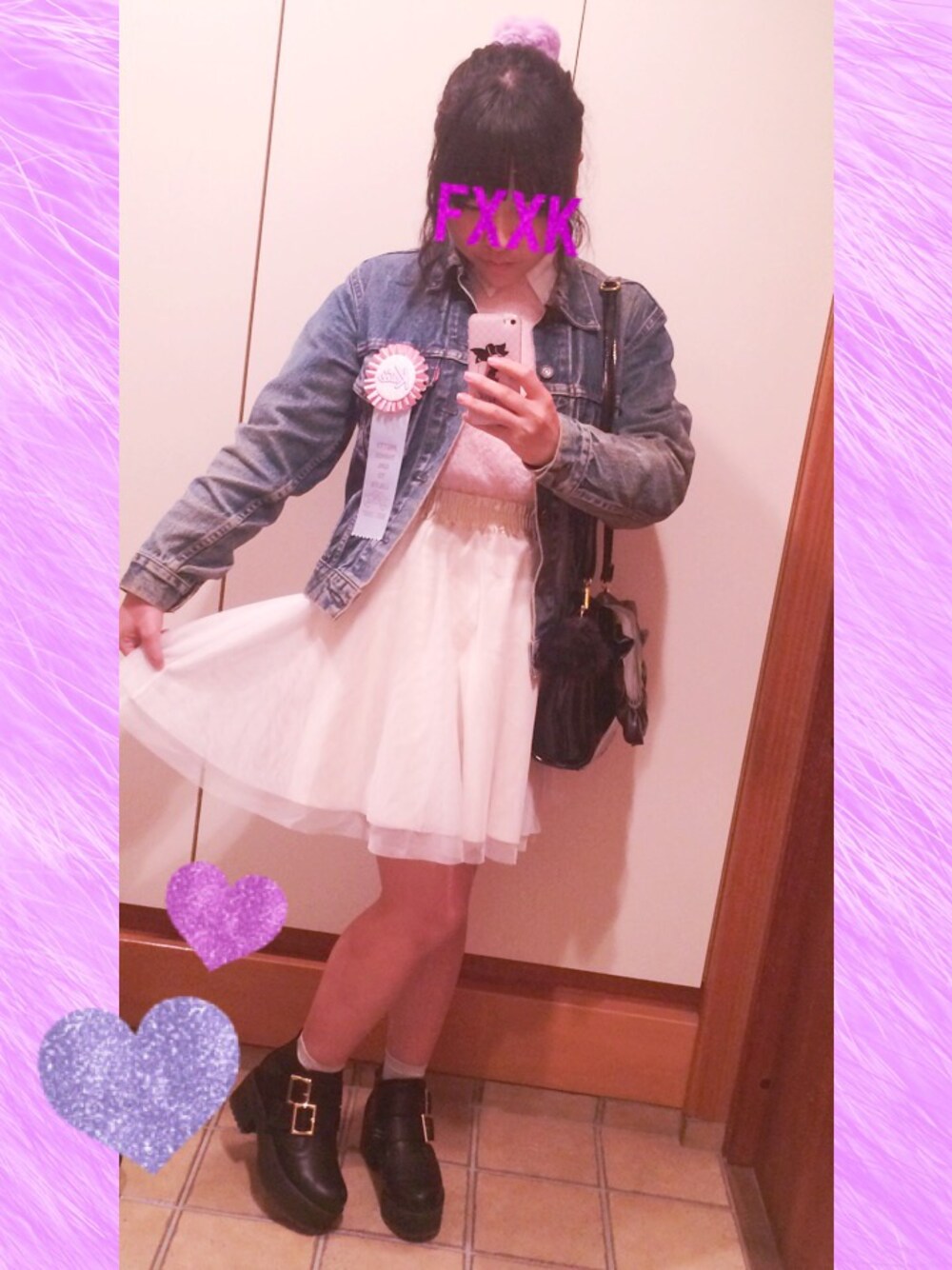 ピンク系のニット/セーター、ホワイト系のスカート、ブルー系のデニムジャケットを着用したレディースの冬コーディネートの1枚目の写真