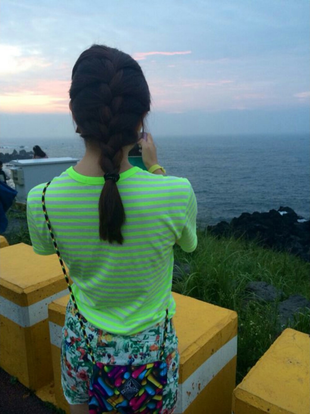 「TOPTEN、gagabag、TEE、shorts、shoulderbag、travel、korea、jeju、hkgirl」｜「toptenのbright green stripe tee （Tシャツ/カットソー、グリーン系）」を使った、🌼 crystal tseさん（レディース・160cm）の夏コーディネートの1枚目の写真