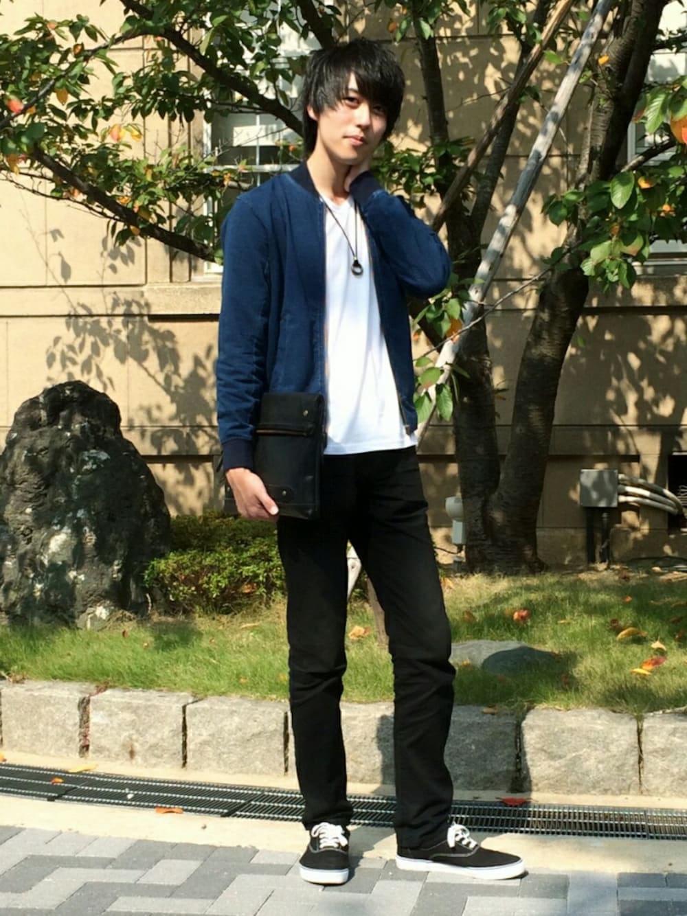 「シンプル、シンプルコーデ、爽やか、白Tシャツ、ブルゾン、青×白、青×黒、キャンパス」｜「GUのアイテム（シューズ、ブラック系）」を使った、Hiroakiさん（メンズ・180cm）の秋コーディネートの1枚目の写真