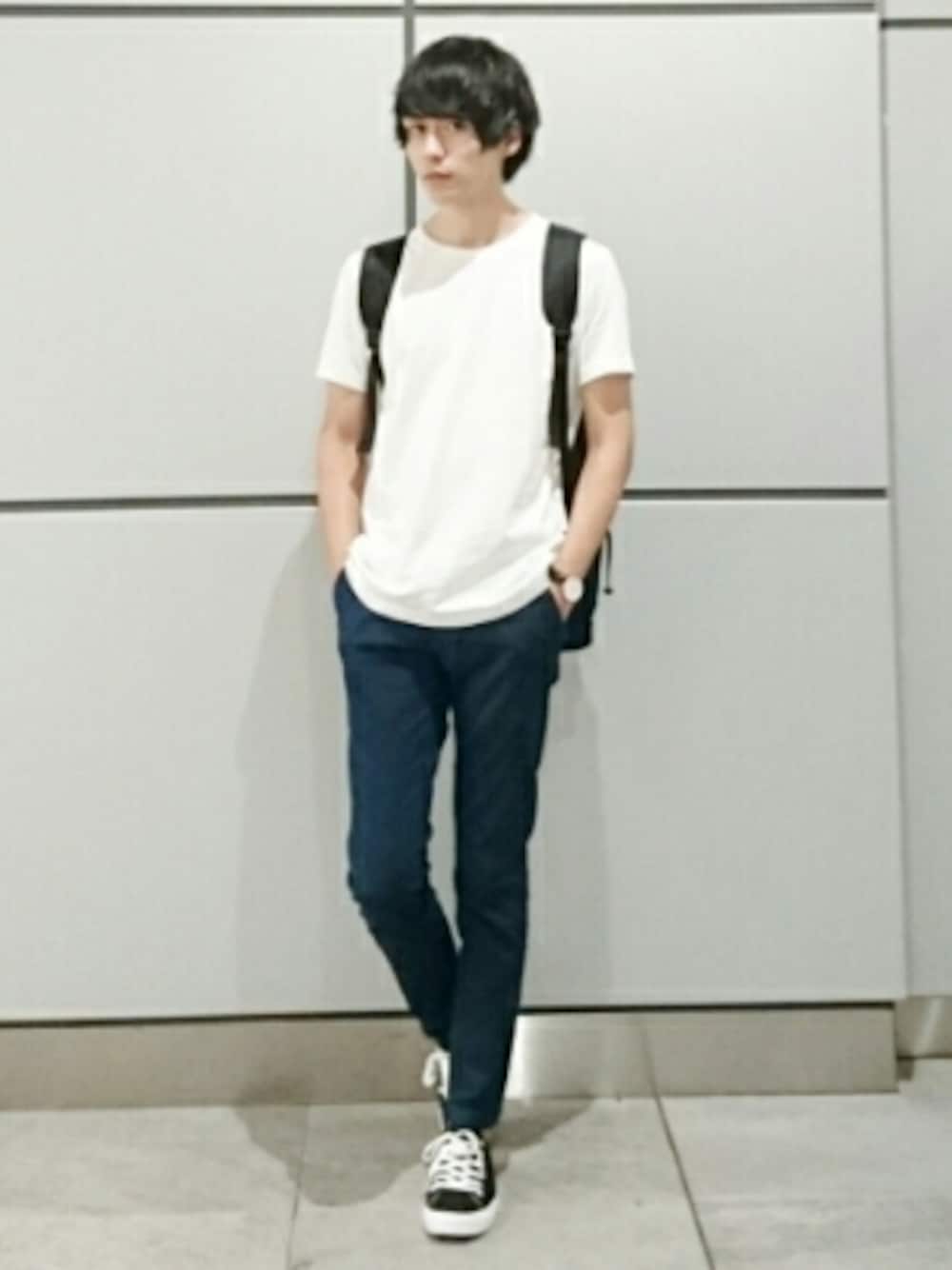 「白Tシャツ、スキニー、スニーカー、バックパック、リュック、シンプル、シンプルコーデ、夏、爽やかコーデ、旅行」｜「掲載されたコーデのアイテム（その他、その他）」を使った、Hiroakiさん（メンズ・180cm）の夏コーディネートの1枚目の写真