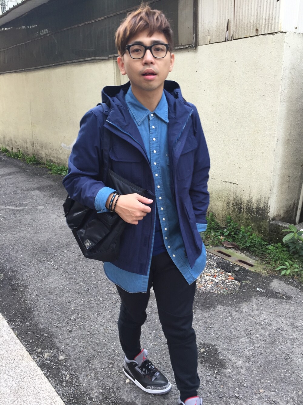 「EOTOTO、UNIQLO、NIKE、PORTER、undercoverism、AIR JORDAN」｜「EOTOTOの14aw western denim  shirt（シャツ/ブラウス、ブルー系）」を使った、AZHANGさん（メンズ・172cm）の冬コーディネートの1枚目の写真