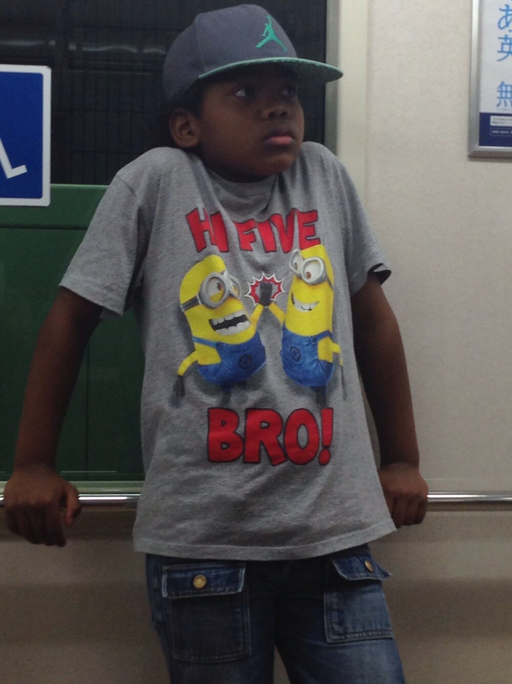 「ひさびさにミニオンのTーシャツ
Give me 5（Tシャツ/カットソー、グレー系）」を使った、doggstarさん（キッズ・145cm）の春コーディネートの1枚目の写真