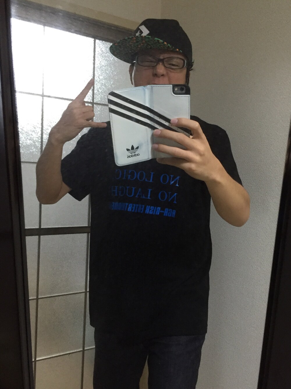 「劇団Tシャツ、アガリスクエンターテイメント」｜「アガリスクエンターテイメントのアイテム（Tシャツ/カットソー、ブラック系）」を使った、ナジィさん（メンズ・176cm）の秋コーディネートの1枚目の写真