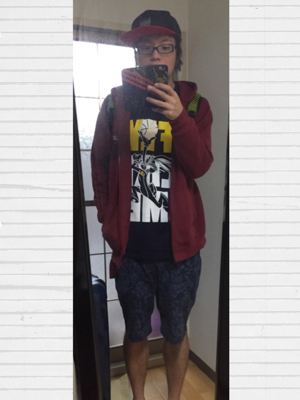 ブルー系のTシャツ/カットソー、その他のバックパック/リュック、ブルー系のキャップを着用したメンズの春コーディネートの1枚目の写真