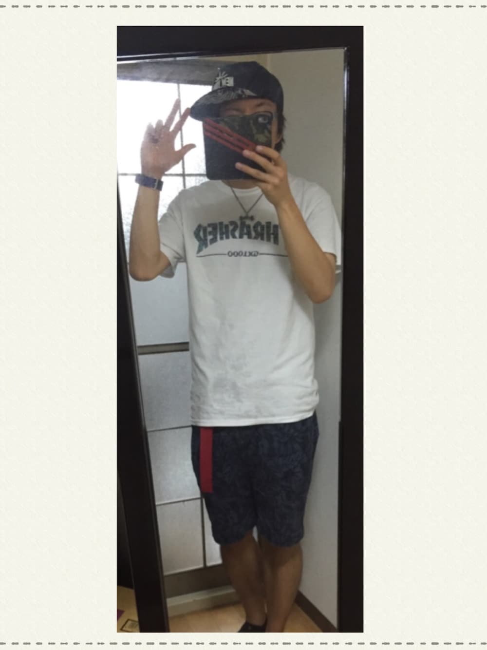 ホワイト系のTシャツ/カットソー、ブルー系のスニーカー、ブラック系のキャップを着用したメンズの夏コーディネートの1枚目の写真