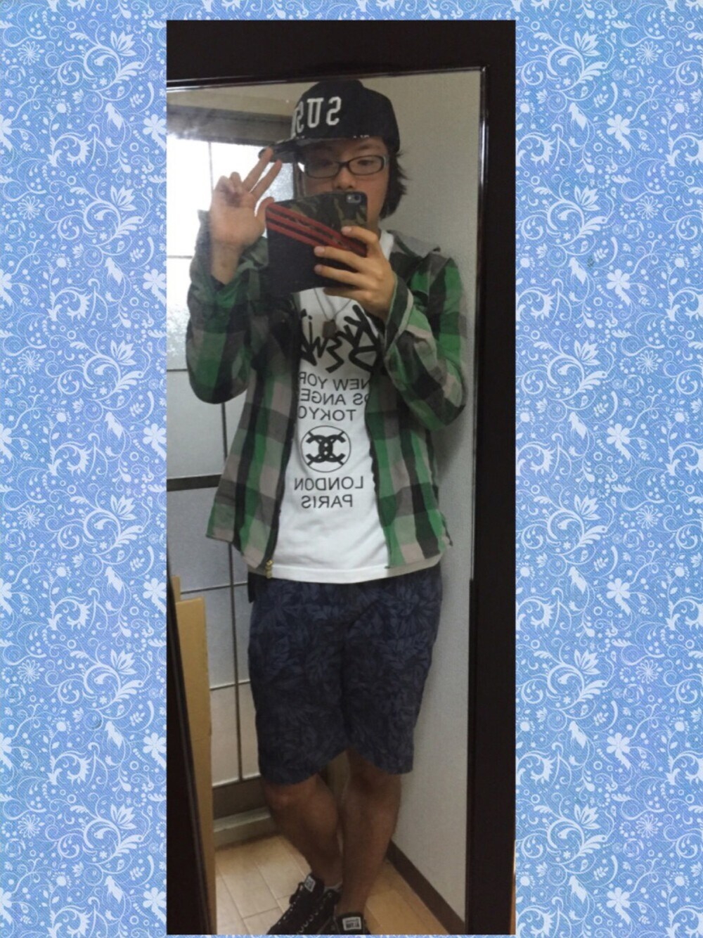 グリーン系のシャツ/ブラウス、ブラック系のスニーカー、ブラック系のキャップを着用したメンズの秋コーディネートの1枚目の写真