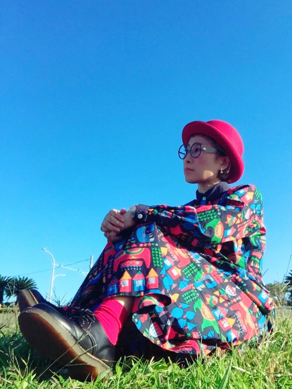 ブルー系のワンピース、ブラック系のドレスシューズ、ブルー系の帽子を着用したレディースの秋コーディネートの1枚目の写真