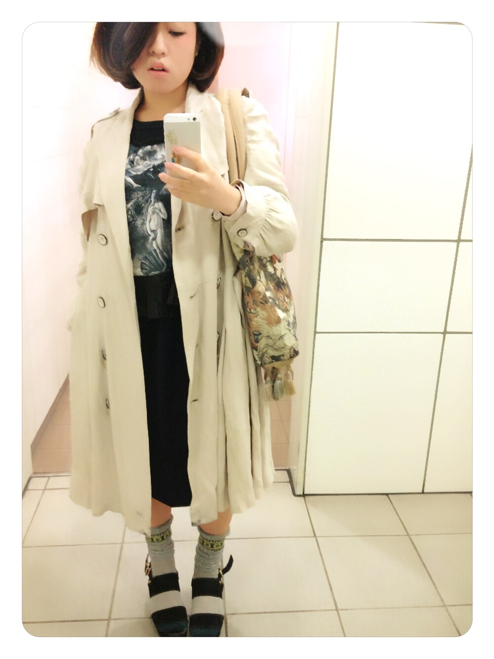 ブラック系のTシャツ/カットソーを着用したレディースの春コーディネートの1枚目の写真