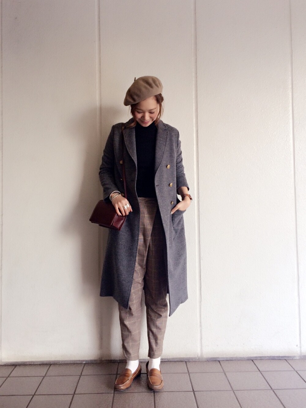 「TODAYFULのダブルロングコート（チェスターコート、グレー系）」を使った、ayano.さん（レディース・165cm）の冬コーディネートの1枚目の写真