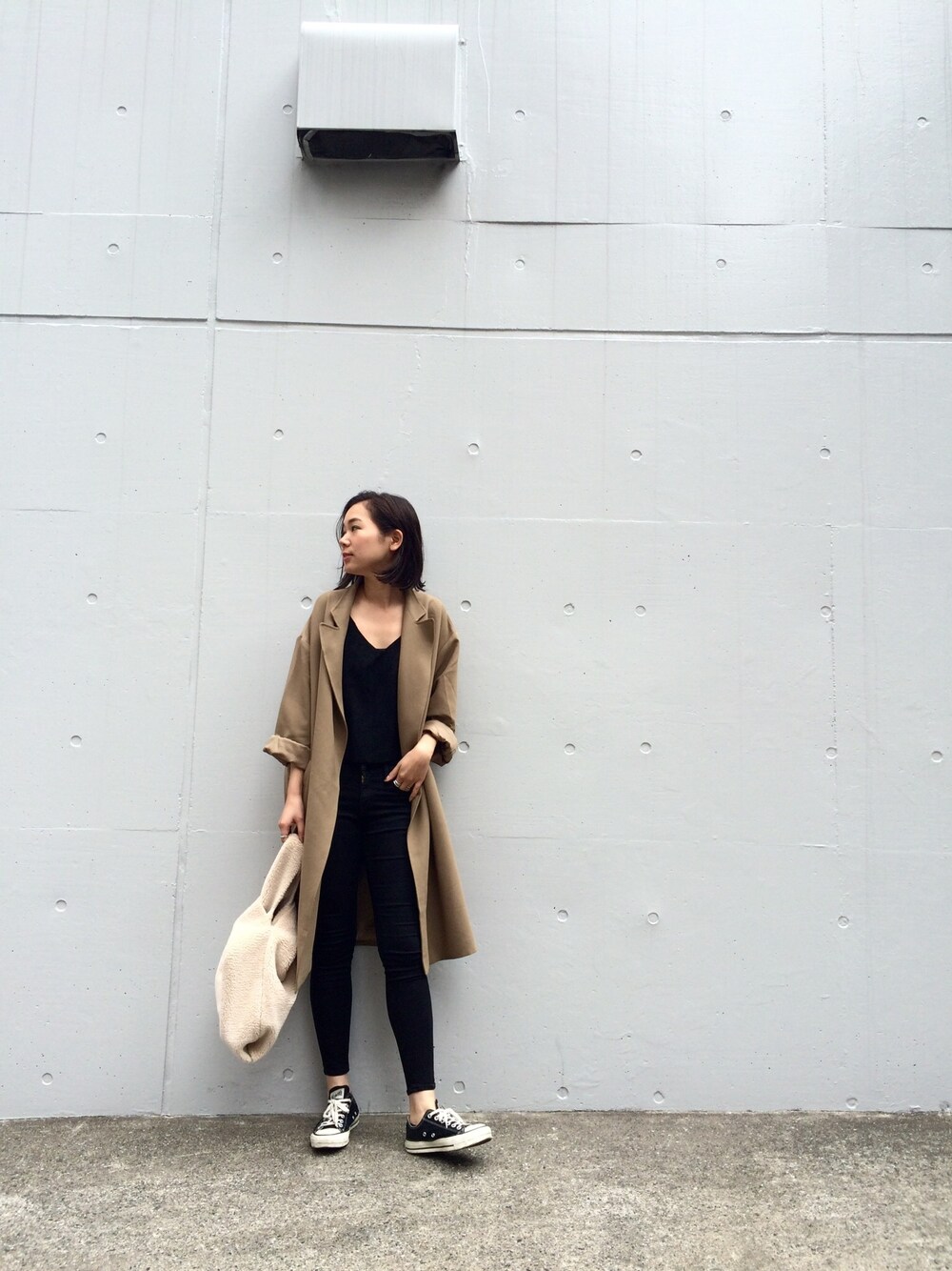「TODAYFULのドロップショルダーコート（チェスターコート、ベージュ系）」を使った、ayano.さん（レディース・165cm）の秋コーディネートの1枚目の写真